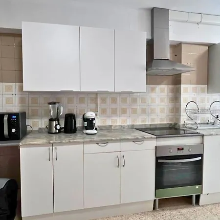 3-bedroom 2-bathroom Flat Ideal For Families And Nomads *